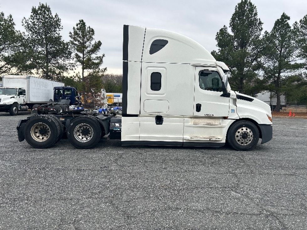 Sleeper Tractor-Heavy Duty Tractors-Freightliner-2020-T12664ST-South Bend-IN-436,718\n\t\tmiles-$ 62,000 - Image 8