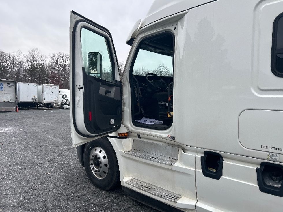 Sleeper Tractor-Heavy Duty Tractors-Freightliner-2020-T12664ST-South Bend-IN-436,718\n\t\tmiles-$ 62,000 - Image 9