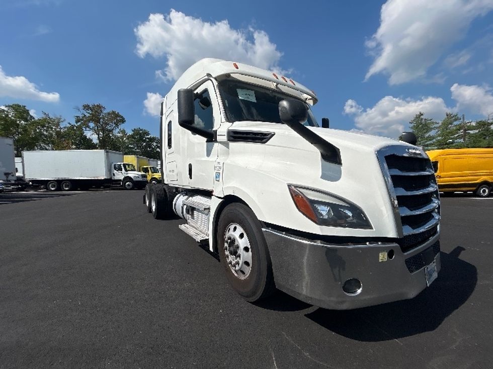 Sleeper Tractor-Heavy Duty Tractors-Freightliner-2020-T12664ST-South Plainfield-NJ-257,474\n\t\tmiles-$ 76,000 - Image 1