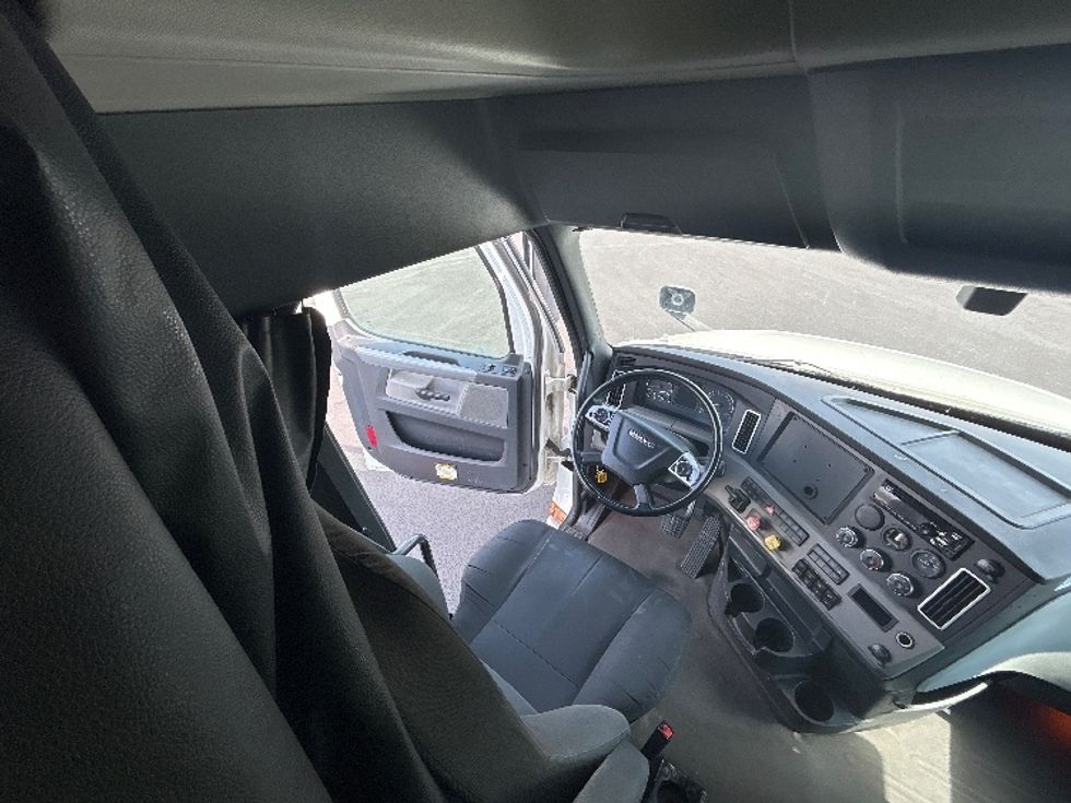 Sleeper Tractor-Heavy Duty Tractors-Freightliner-2020-T12664ST-South Plainfield-NJ-257,474\n\t\tmiles-$ 76,000 - Image 10