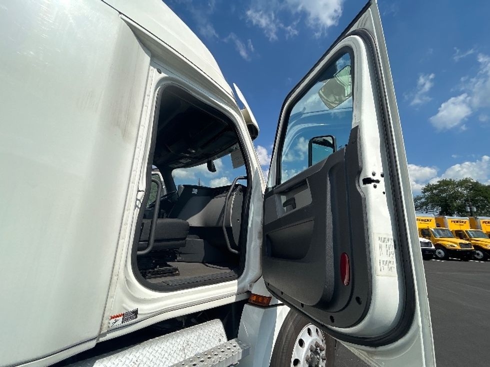 Sleeper Tractor-Heavy Duty Tractors-Freightliner-2020-T12664ST-South Plainfield-NJ-257,474\n\t\tmiles-$ 76,000 - Image 13