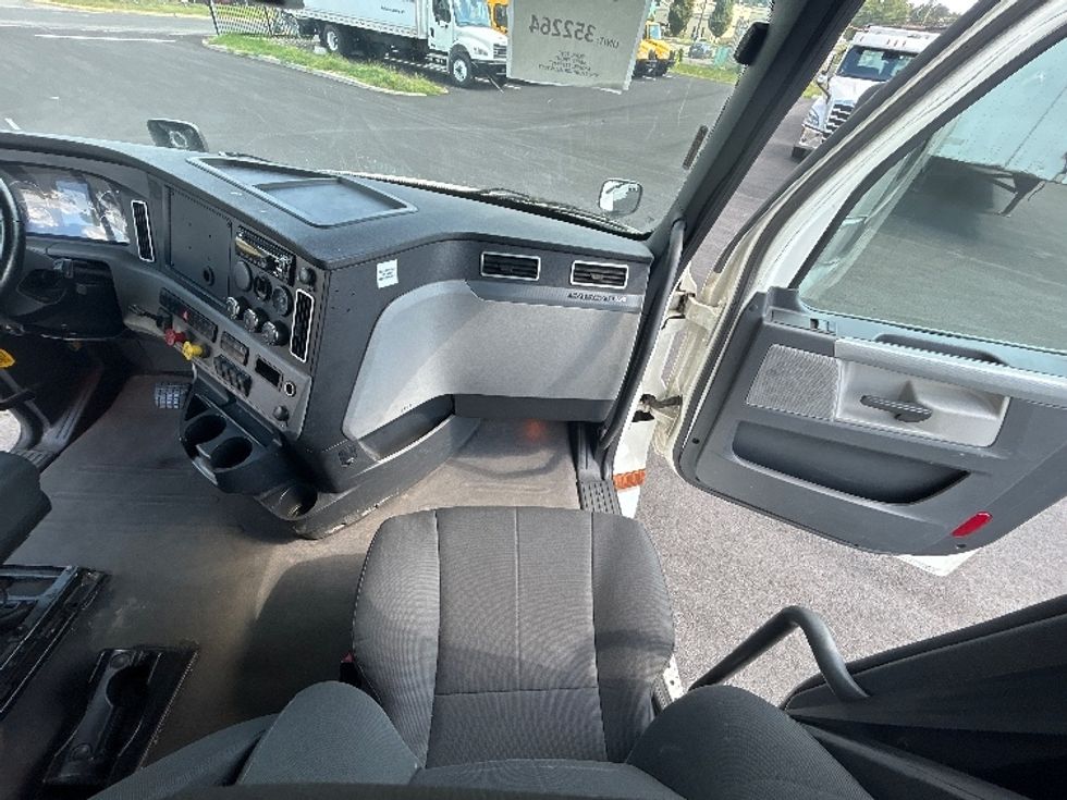 Sleeper Tractor-Heavy Duty Tractors-Freightliner-2020-T12664ST-South Plainfield-NJ-257,474\n\t\tmiles-$ 76,000 - Image 14