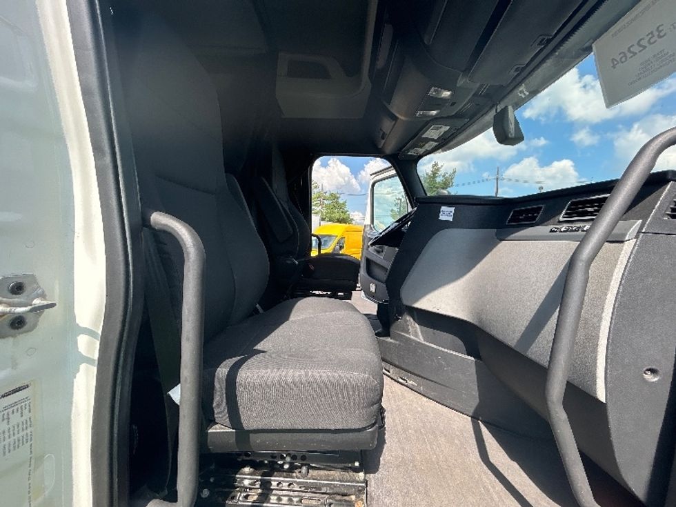 Sleeper Tractor-Heavy Duty Tractors-Freightliner-2020-T12664ST-South Plainfield-NJ-257,474\n\t\tmiles-$ 76,000 - Image 15