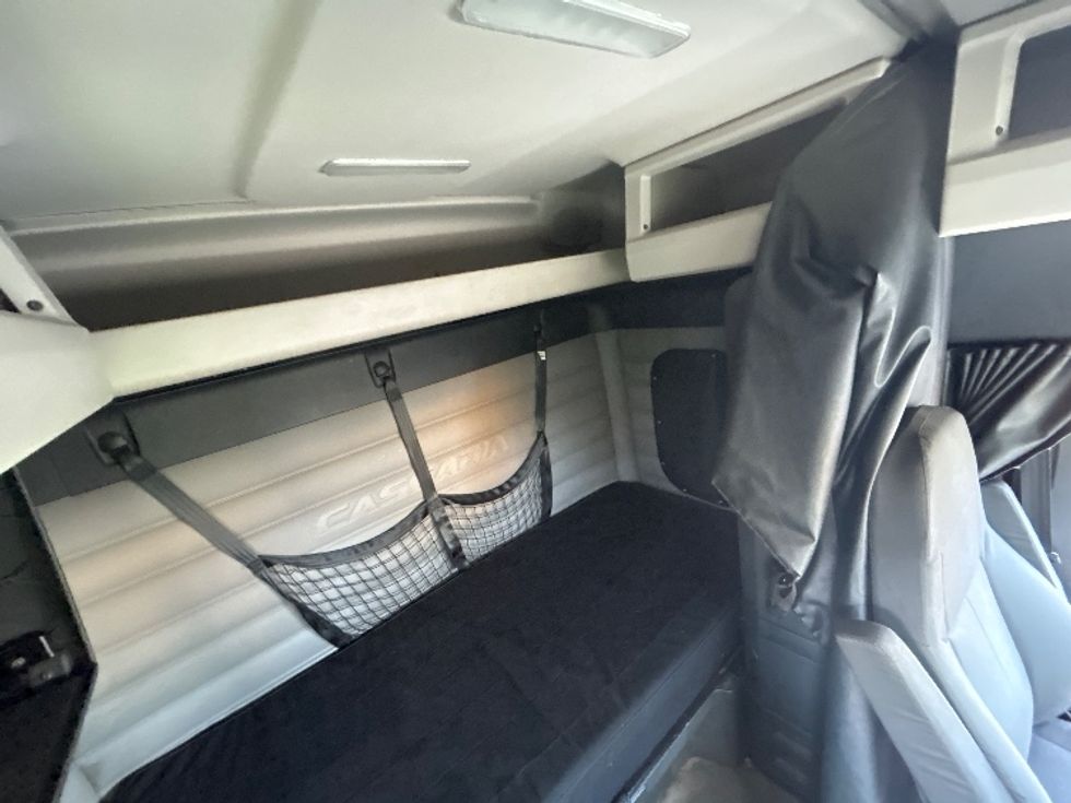 Sleeper Tractor-Heavy Duty Tractors-Freightliner-2020-T12664ST-South Plainfield-NJ-257,474\n\t\tmiles-$ 76,000 - Image 18