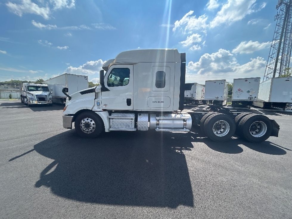 Sleeper Tractor-Heavy Duty Tractors-Freightliner-2020-T12664ST-South Plainfield-NJ-257,474\n\t\tmiles-$ 76,000 - Image 4