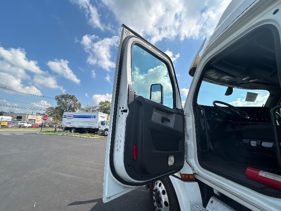 Sleeper Tractor-Heavy Duty Tractors-Freightliner-2020-T12664ST-South Plainfield-NJ-257,474\n\t\tmiles-$ 76,000 - Image 9