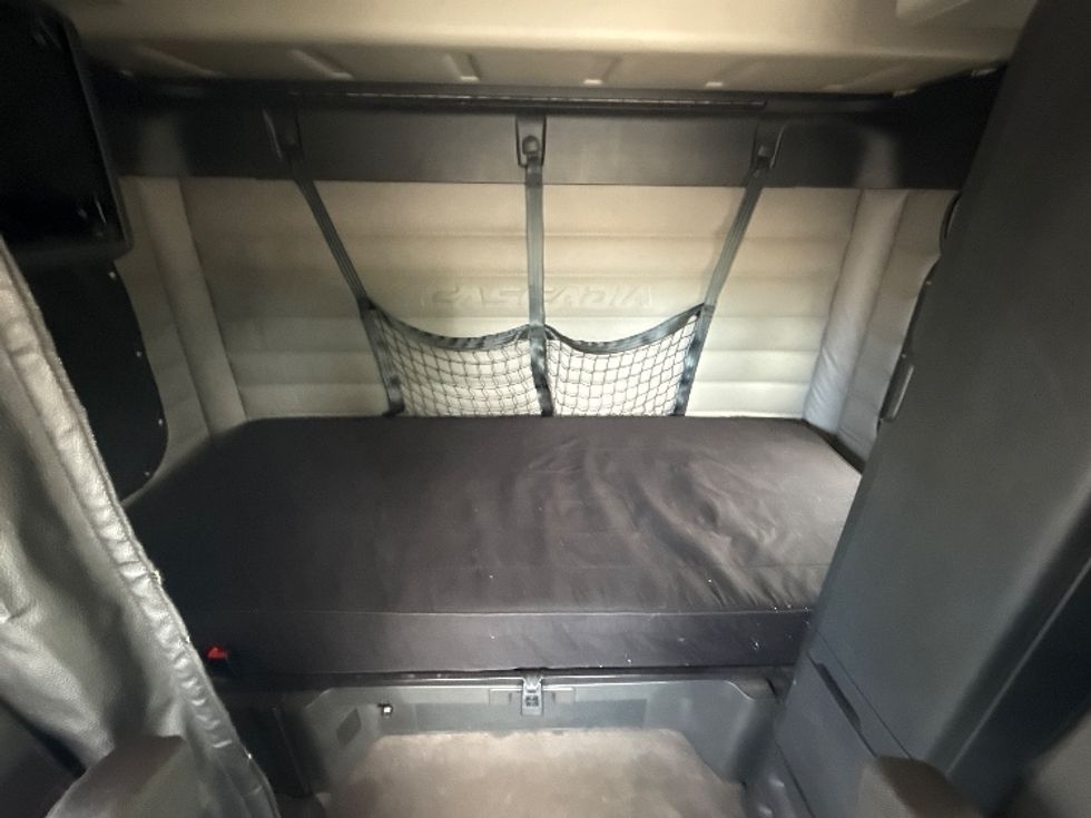 Sleeper Tractor-Heavy Duty Tractors-Freightliner-2020-T12664ST-South Plainfield-NJ-282,171\n\t\tmiles-$ 74,750 - Image 16