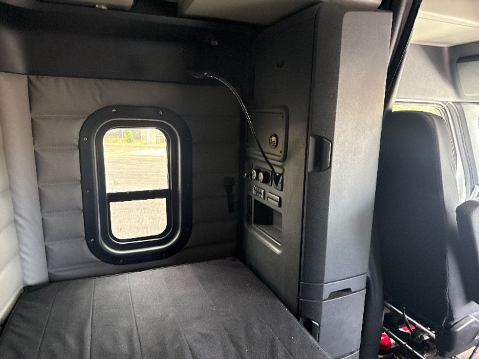 Sleeper Tractor-Heavy Duty Tractors-Freightliner-2020-T12664ST-South Plainfield-NJ-282,171\n\t\tmiles-$ 74,750 - Image 17