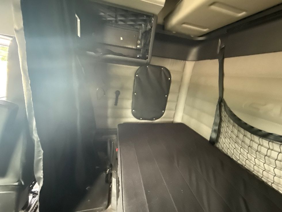 Sleeper Tractor-Heavy Duty Tractors-Freightliner-2020-T12664ST-South Plainfield-NJ-282,171\n\t\tmiles-$ 74,750 - Image 18