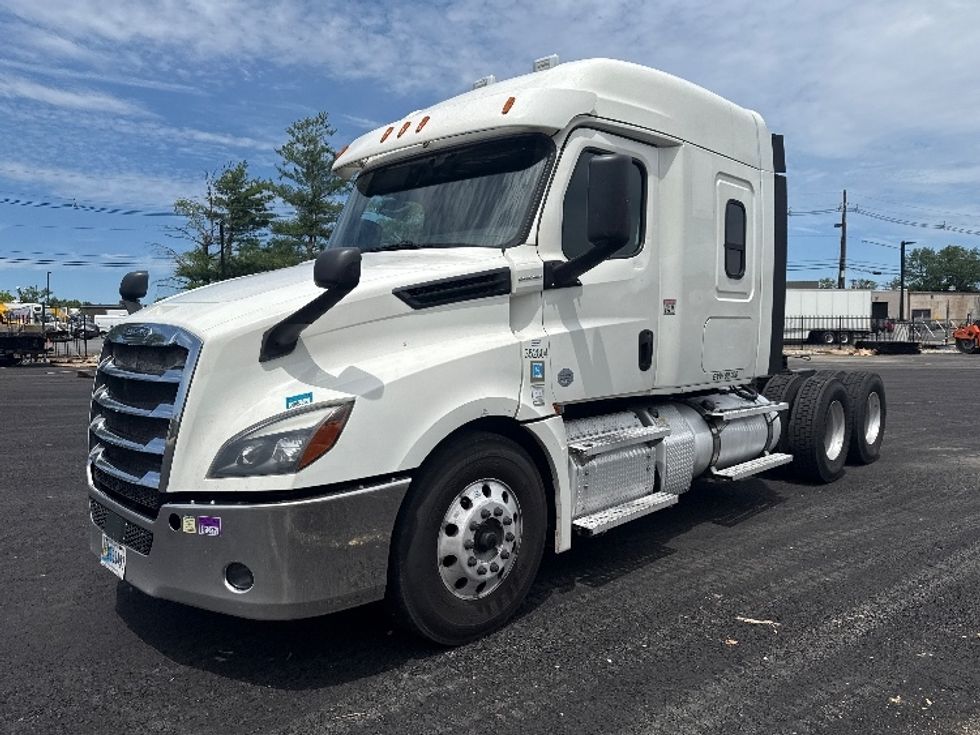 Sleeper Tractor-Heavy Duty Tractors-Freightliner-2020-T12664ST-South Plainfield-NJ-282,171\n\t\tmiles-$ 74,750 - Image 3