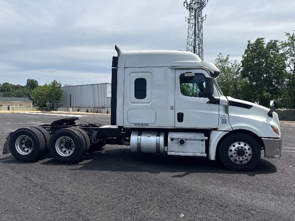 Sleeper Tractor-Heavy Duty Tractors-Freightliner-2020-T12664ST-South Plainfield-NJ-282,171\n\t\tmiles-$ 74,750 - Image 8