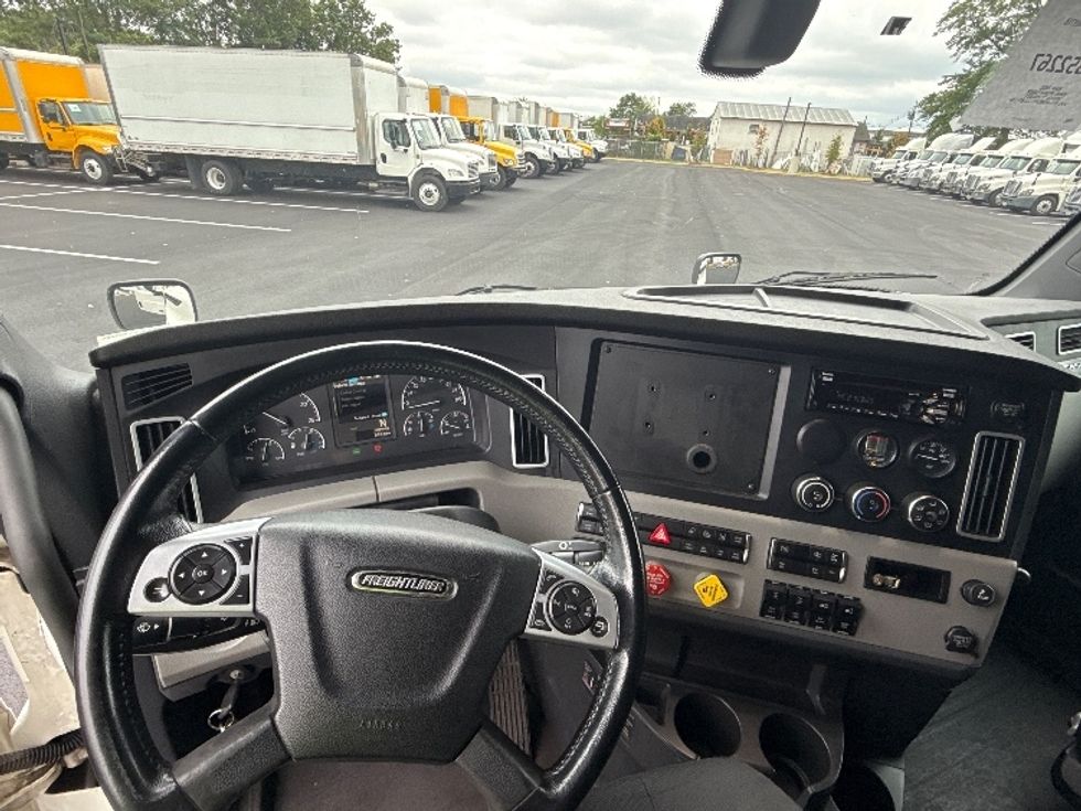 Sleeper Tractor-Heavy Duty Tractors-Freightliner-2020-T12664ST-South Plainfield-NJ-290,198\n\t\tmiles-$ 74,250 - Image 11