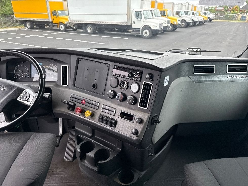 Sleeper Tractor-Heavy Duty Tractors-Freightliner-2020-T12664ST-South Plainfield-NJ-290,198\n\t\tmiles-$ 74,250 - Image 12