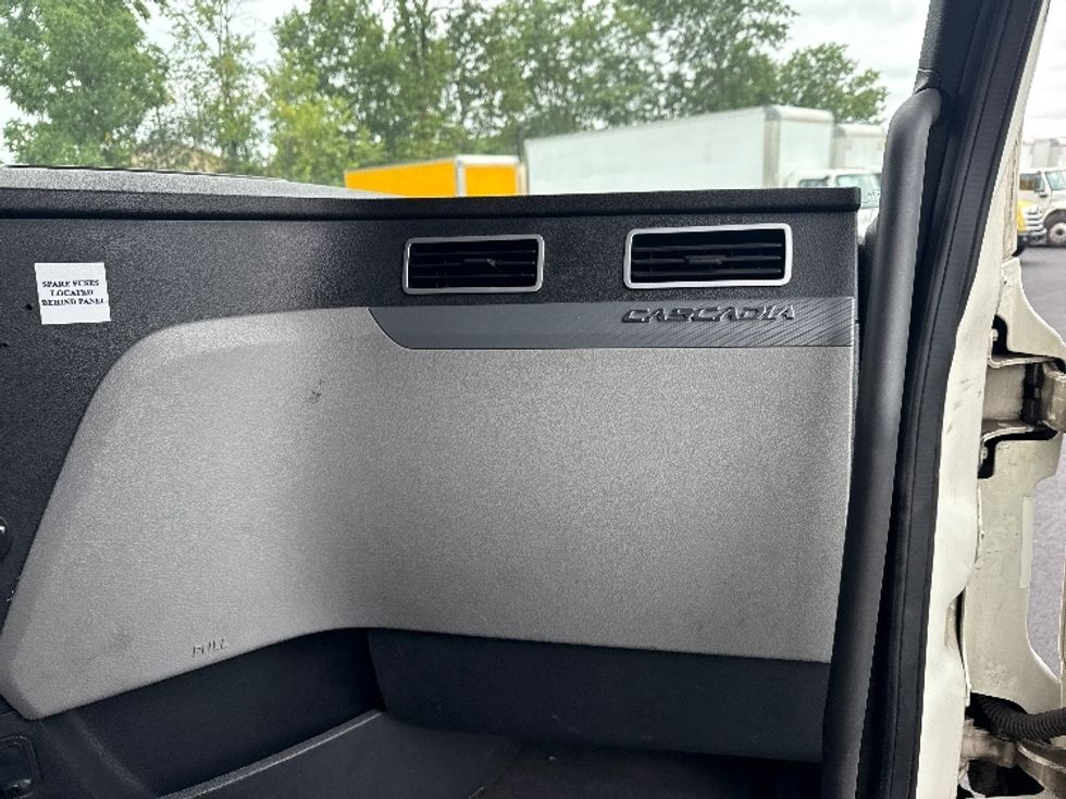 Sleeper Tractor-Heavy Duty Tractors-Freightliner-2020-T12664ST-South Plainfield-NJ-290,198\n\t\tmiles-$ 74,250 - Image 14