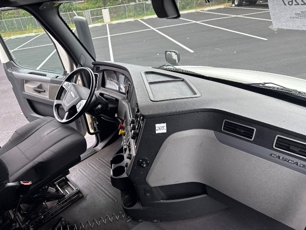 Sleeper Tractor-Heavy Duty Tractors-Freightliner-2020-T12664ST-South Plainfield-NJ-290,198\n\t\tmiles-$ 74,250 - Image 15