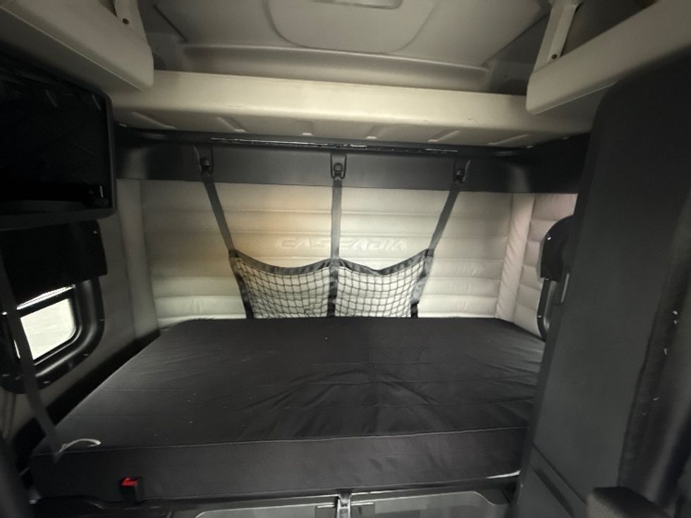 Sleeper Tractor-Heavy Duty Tractors-Freightliner-2020-T12664ST-South Plainfield-NJ-290,198\n\t\tmiles-$ 74,250 - Image 16