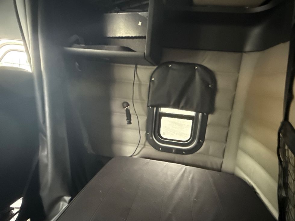 Sleeper Tractor-Heavy Duty Tractors-Freightliner-2020-T12664ST-South Plainfield-NJ-290,198\n\t\tmiles-$ 74,250 - Image 18