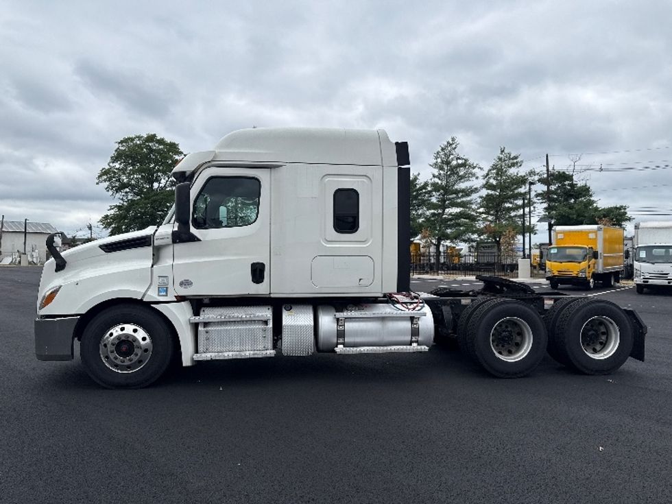Sleeper Tractor-Heavy Duty Tractors-Freightliner-2020-T12664ST-South Plainfield-NJ-290,198\n\t\tmiles-$ 74,250 - Image 4