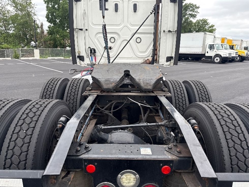 Sleeper Tractor-Heavy Duty Tractors-Freightliner-2020-T12664ST-South Plainfield-NJ-290,198\n\t\tmiles-$ 74,250 - Image 6