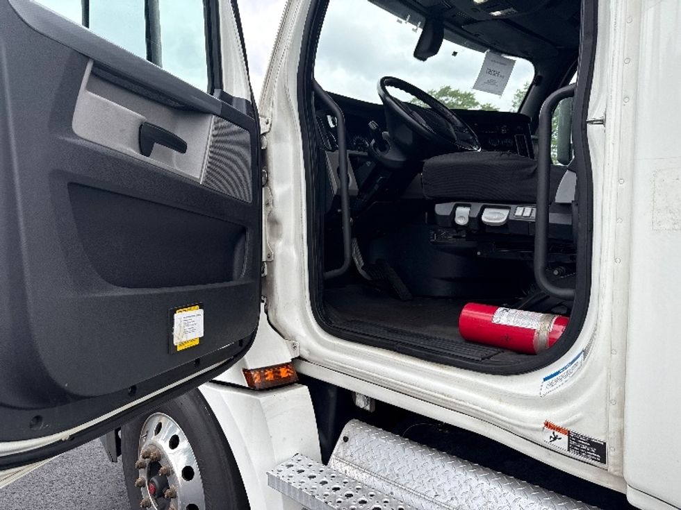 Sleeper Tractor-Heavy Duty Tractors-Freightliner-2020-T12664ST-South Plainfield-NJ-290,198\n\t\tmiles-$ 74,250 - Image 9