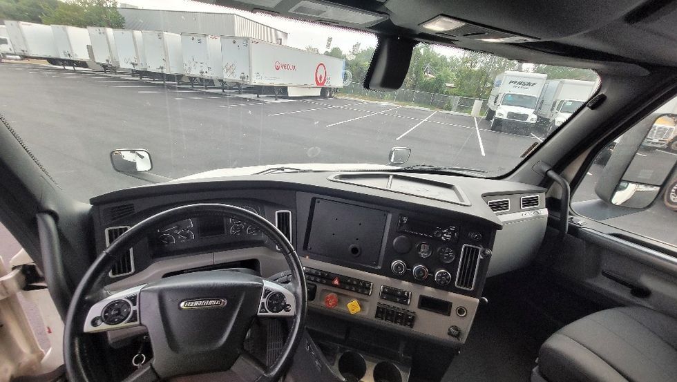 Sleeper Tractor-Heavy Duty Tractors-Freightliner-2020-T12664ST-South Plainfield-NJ-358,937\n\t\tmiles-$ 70,750 - Image 11