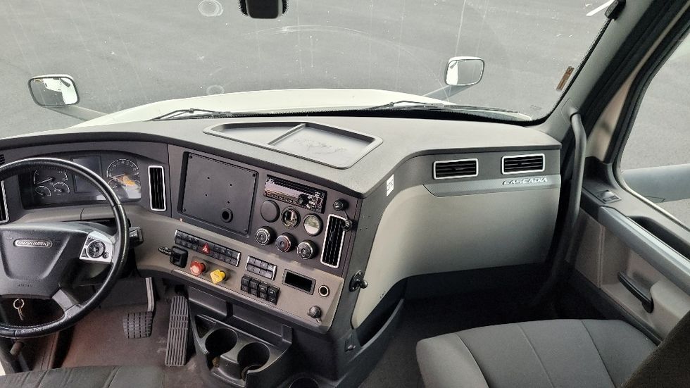 Sleeper Tractor-Heavy Duty Tractors-Freightliner-2020-T12664ST-South Plainfield-NJ-358,937\n\t\tmiles-$ 70,750 - Image 12