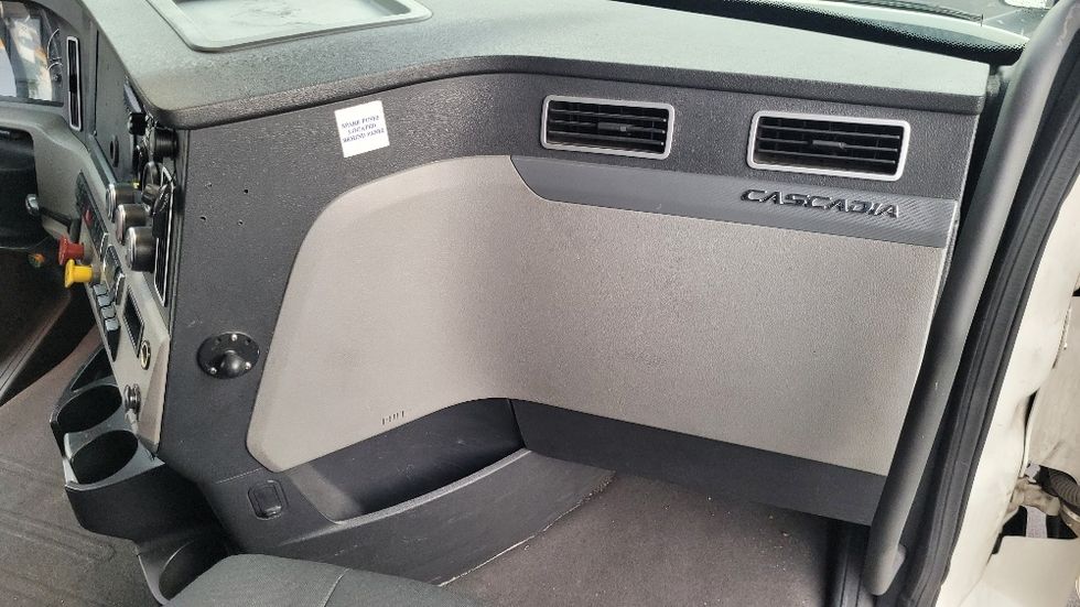 Sleeper Tractor-Heavy Duty Tractors-Freightliner-2020-T12664ST-South Plainfield-NJ-358,937\n\t\tmiles-$ 70,750 - Image 14