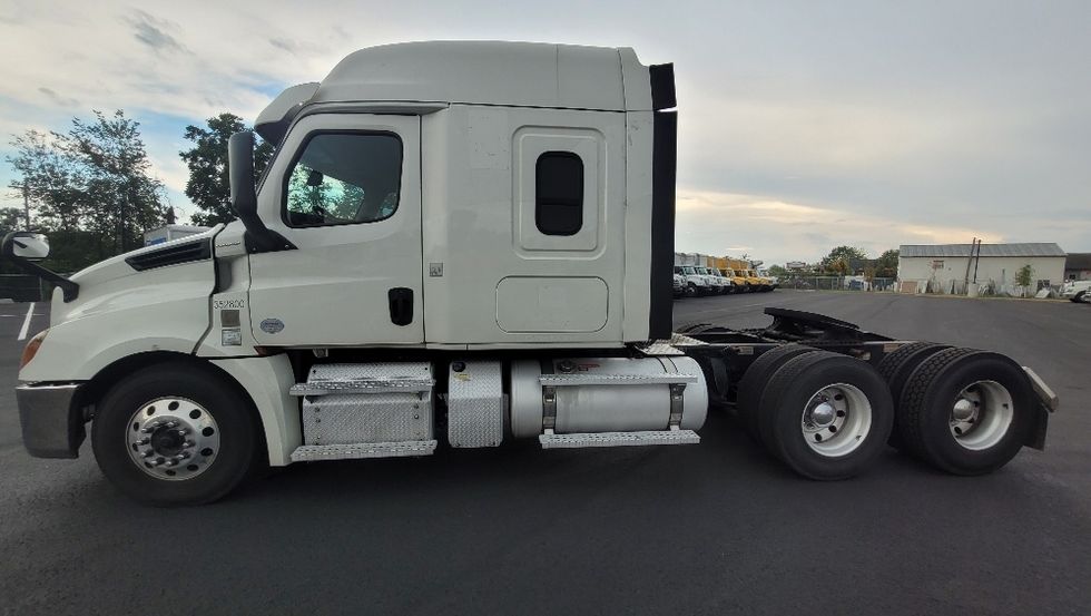 Sleeper Tractor-Heavy Duty Tractors-Freightliner-2020-T12664ST-South Plainfield-NJ-358,937\n\t\tmiles-$ 70,750 - Image 4