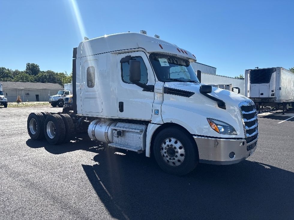 Sleeper Tractor-Heavy Duty Tractors-Freightliner-2020-T12664ST-South Plainfield-NJ-359,214\n\t\tmiles-$ 70,750 - Image 1