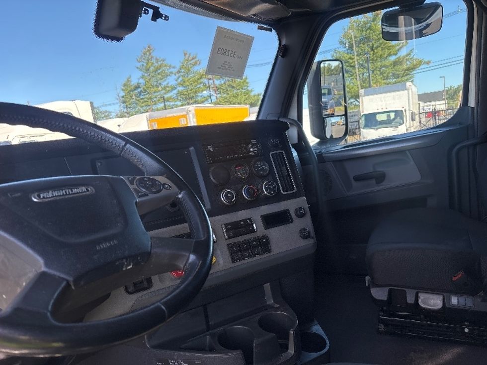 Sleeper Tractor-Heavy Duty Tractors-Freightliner-2020-T12664ST-South Plainfield-NJ-359,214\n\t\tmiles-$ 70,750 - Image 10