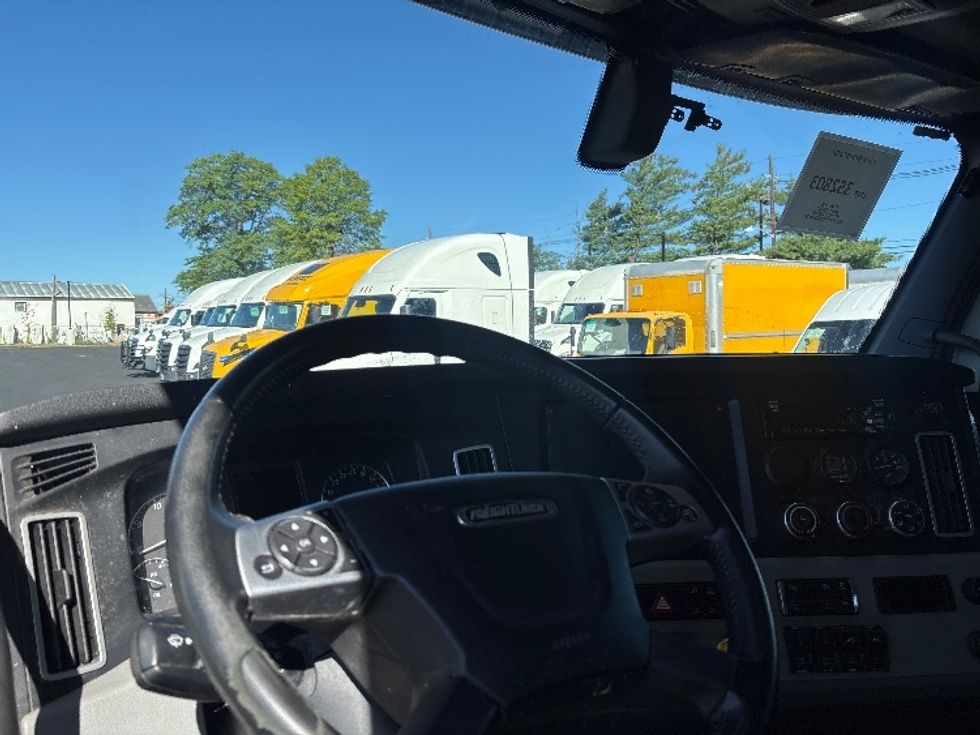Sleeper Tractor-Heavy Duty Tractors-Freightliner-2020-T12664ST-South Plainfield-NJ-359,214\n\t\tmiles-$ 70,750 - Image 11