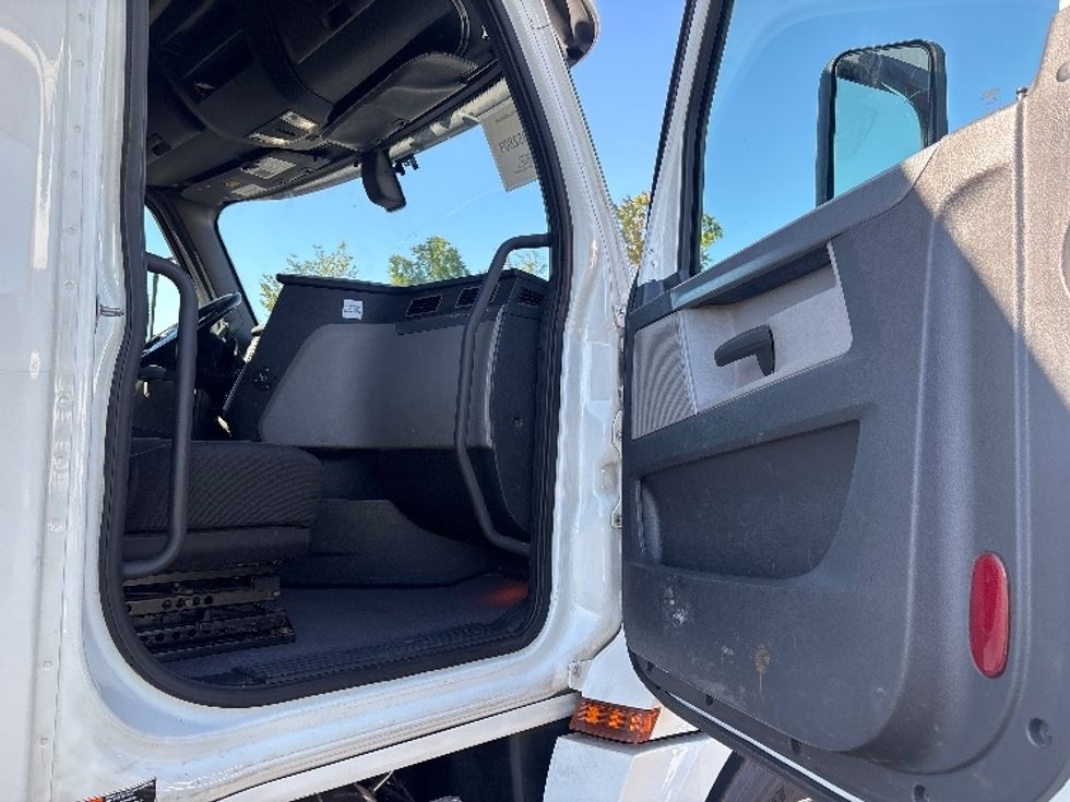 Sleeper Tractor-Heavy Duty Tractors-Freightliner-2020-T12664ST-South Plainfield-NJ-359,214\n\t\tmiles-$ 70,750 - Image 13