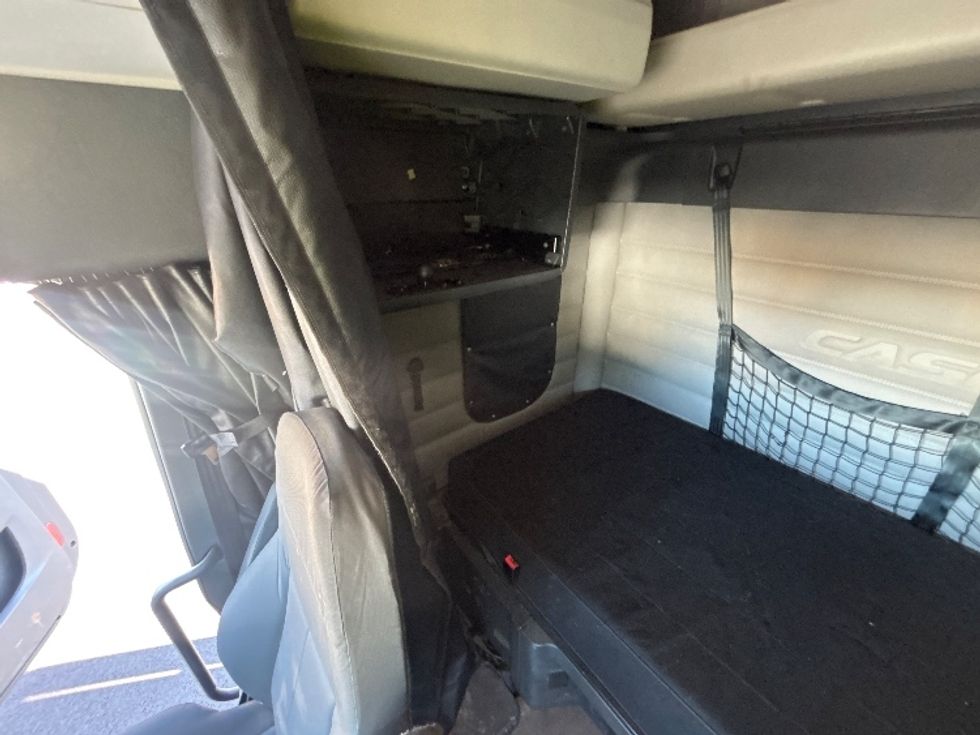 Sleeper Tractor-Heavy Duty Tractors-Freightliner-2020-T12664ST-South Plainfield-NJ-359,214\n\t\tmiles-$ 70,750 - Image 19