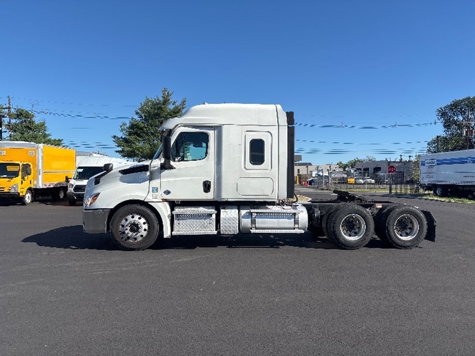 Sleeper Tractor-Heavy Duty Tractors-Freightliner-2020-T12664ST-South Plainfield-NJ-359,214\n\t\tmiles-$ 70,750 - Image 4
