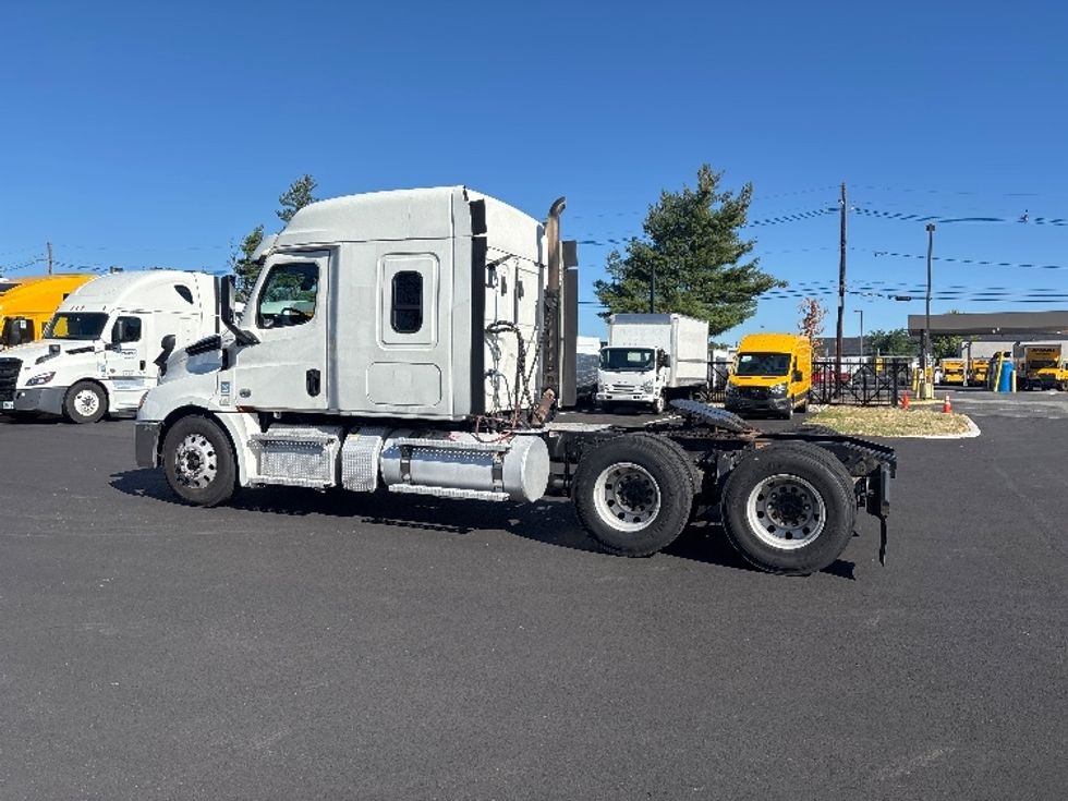 Sleeper Tractor-Heavy Duty Tractors-Freightliner-2020-T12664ST-South Plainfield-NJ-359,214\n\t\tmiles-$ 70,750 - Image 5