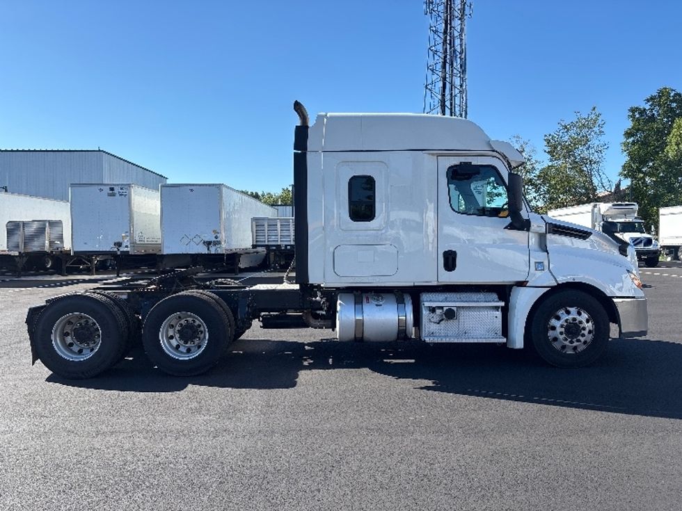 Sleeper Tractor-Heavy Duty Tractors-Freightliner-2020-T12664ST-South Plainfield-NJ-359,214\n\t\tmiles-$ 70,750 - Image 8