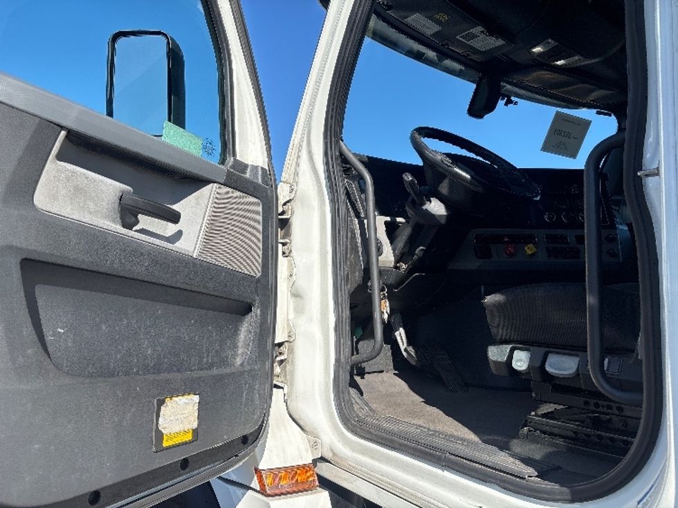 Sleeper Tractor-Heavy Duty Tractors-Freightliner-2020-T12664ST-South Plainfield-NJ-359,214\n\t\tmiles-$ 70,750 - Image 9