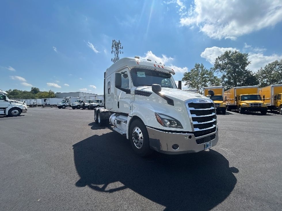 Sleeper Tractor-Heavy Duty Tractors-Freightliner-2020-T12664ST-South Plainfield-NJ-377,783\n\t\tmiles-$ 69,750 - Image 1