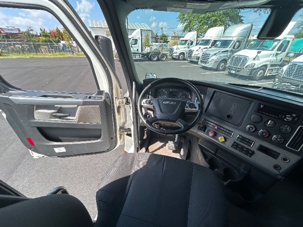 Sleeper Tractor-Heavy Duty Tractors-Freightliner-2020-T12664ST-South Plainfield-NJ-377,783\n\t\tmiles-$ 69,750 - Image 10