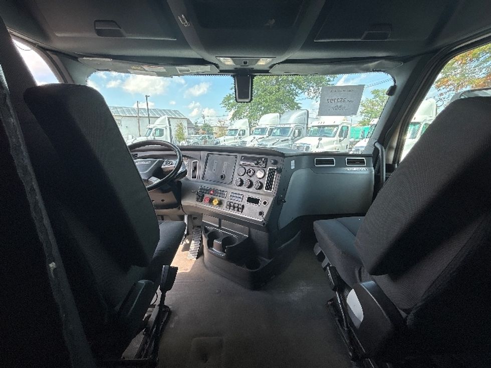 Sleeper Tractor-Heavy Duty Tractors-Freightliner-2020-T12664ST-South Plainfield-NJ-377,783\n\t\tmiles-$ 69,750 - Image 11