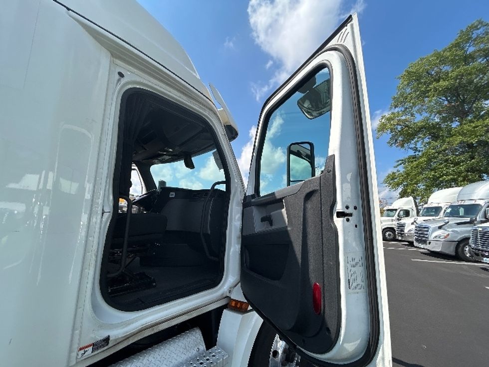 Sleeper Tractor-Heavy Duty Tractors-Freightliner-2020-T12664ST-South Plainfield-NJ-377,783\n\t\tmiles-$ 69,750 - Image 12