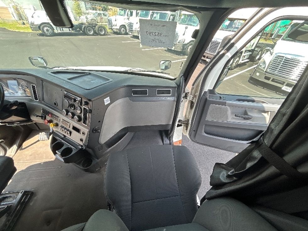 Sleeper Tractor-Heavy Duty Tractors-Freightliner-2020-T12664ST-South Plainfield-NJ-377,783\n\t\tmiles-$ 69,750 - Image 13
