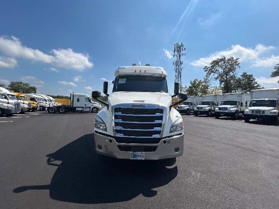 Sleeper Tractor-Heavy Duty Tractors-Freightliner-2020-T12664ST-South Plainfield-NJ-377,783\n\t\tmiles-$ 69,750 - Image 2