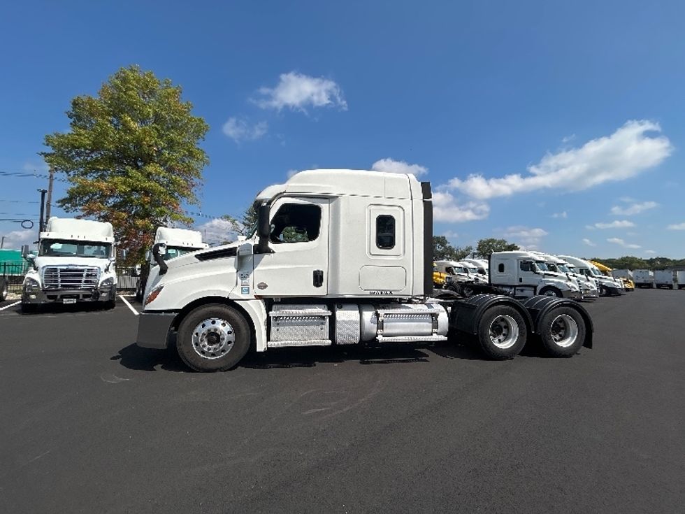 Sleeper Tractor-Heavy Duty Tractors-Freightliner-2020-T12664ST-South Plainfield-NJ-377,783\n\t\tmiles-$ 69,750 - Image 4