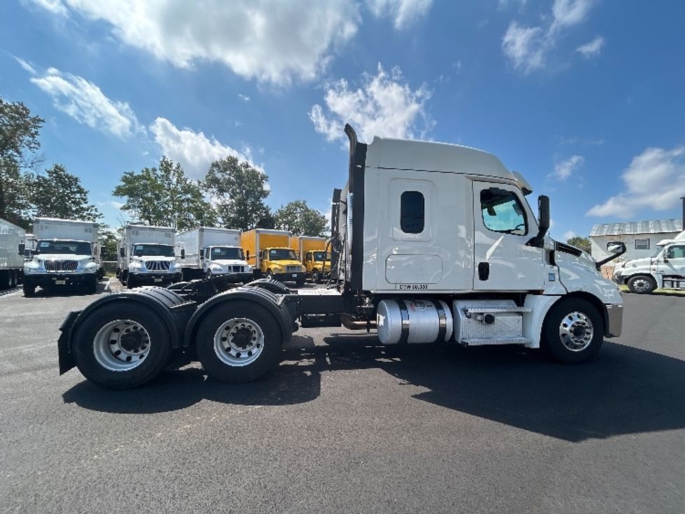 Sleeper Tractor-Heavy Duty Tractors-Freightliner-2020-T12664ST-South Plainfield-NJ-377,783\n\t\tmiles-$ 69,750 - Image 8