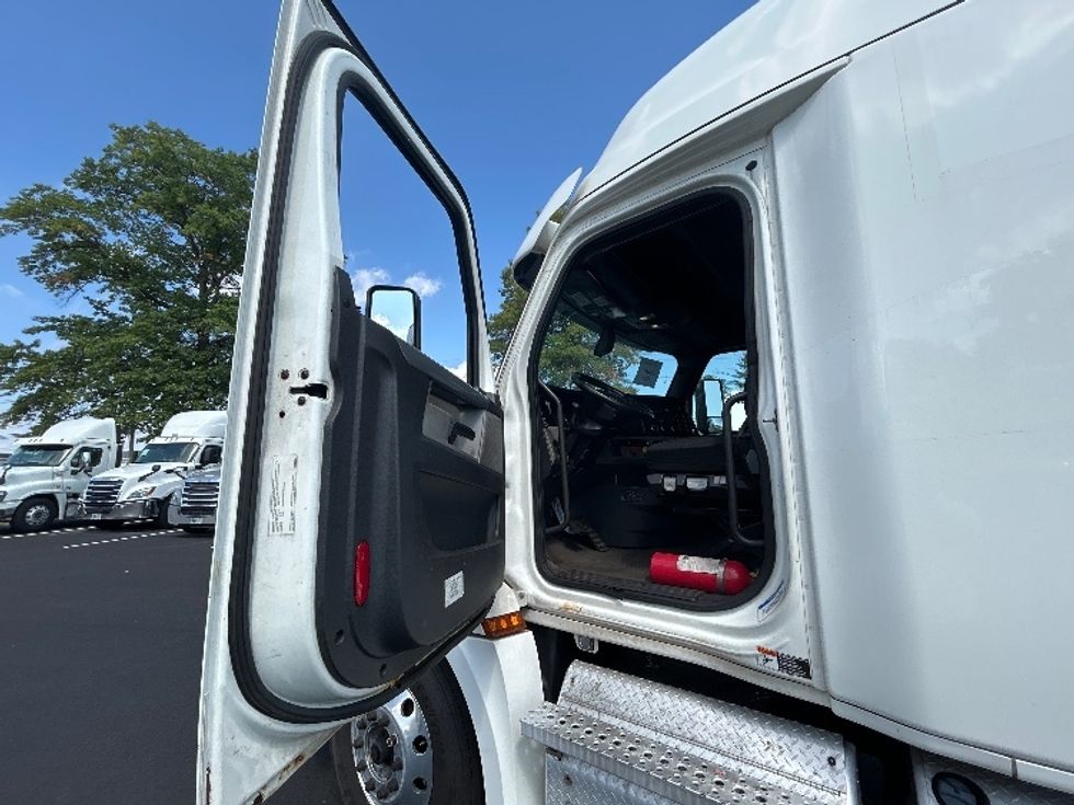 Sleeper Tractor-Heavy Duty Tractors-Freightliner-2020-T12664ST-South Plainfield-NJ-377,783\n\t\tmiles-$ 69,750 - Image 9
