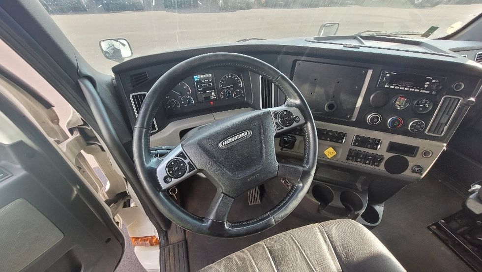 Sleeper Tractor-Heavy Duty Tractors-Freightliner-2020-T12664ST-South Plainfield-NJ-380,805\n\t\tmiles-$ 69,500 - Image 11