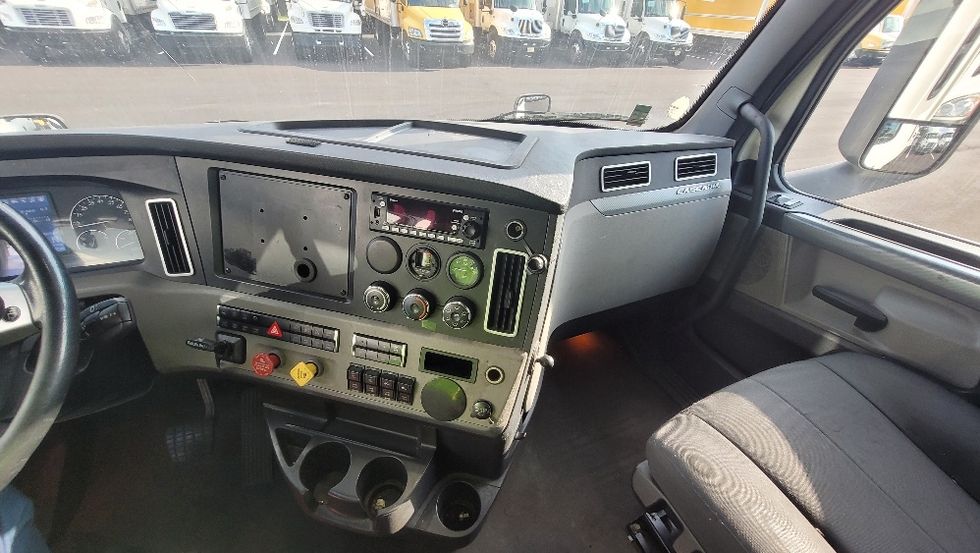 Sleeper Tractor-Heavy Duty Tractors-Freightliner-2020-T12664ST-South Plainfield-NJ-380,805\n\t\tmiles-$ 69,500 - Image 12