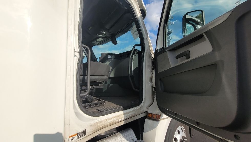 Sleeper Tractor-Heavy Duty Tractors-Freightliner-2020-T12664ST-South Plainfield-NJ-380,805\n\t\tmiles-$ 69,500 - Image 13