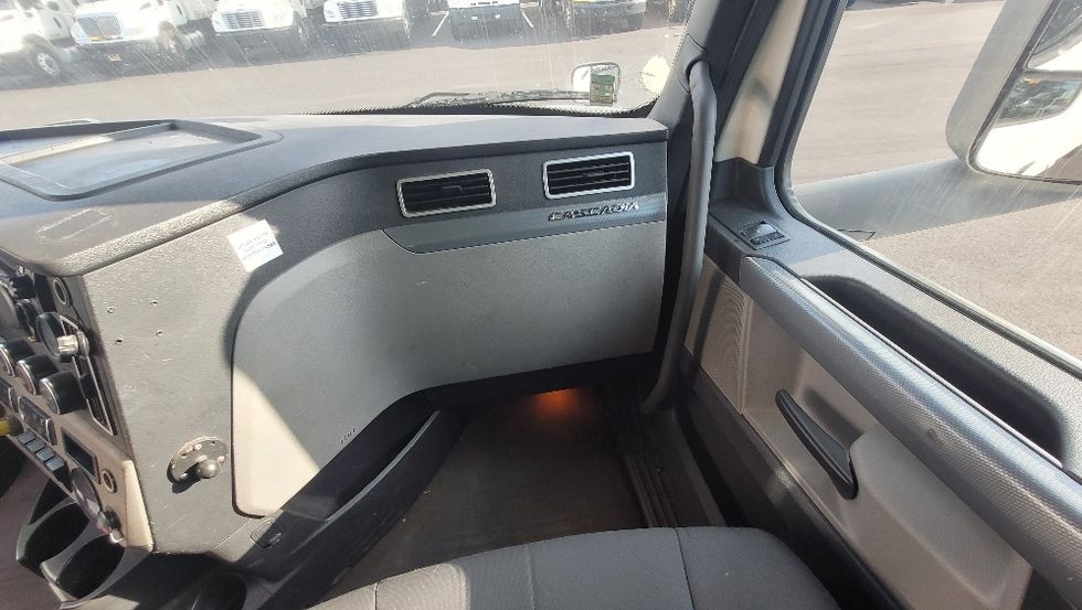 Sleeper Tractor-Heavy Duty Tractors-Freightliner-2020-T12664ST-South Plainfield-NJ-380,805\n\t\tmiles-$ 69,500 - Image 14